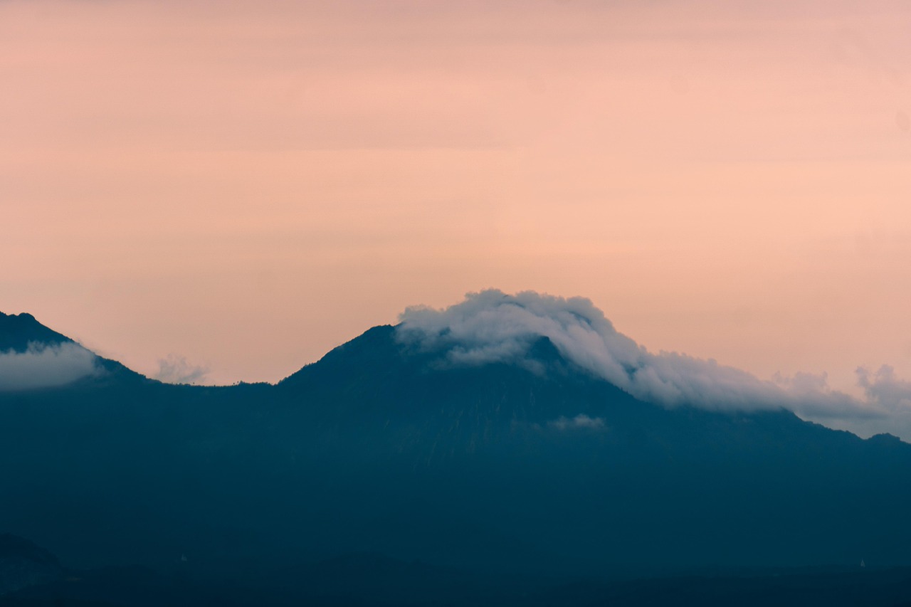 人们之所以吸烟是因为什么？